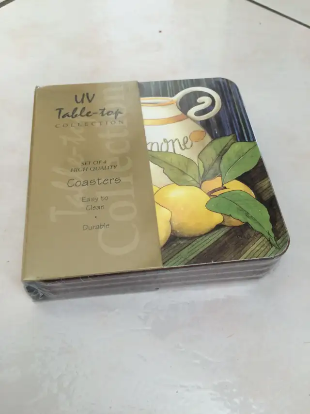 4 SOUS-VERRES TABLE-TOP SCELLÉS DANS BOITE-CADEAU: $10.00
