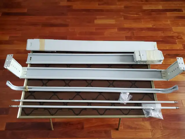 6 POLES RIDEAUX MÉTAL BLANC 2'x4'PIEDS LONGS CROCHETS: $5.00CHAQ