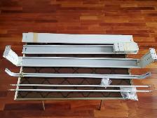 6 POLES RIDEAUX MÉTAL BLANC 2'x4'PIEDS LONGS CROCHETS: $5.00CHAQ