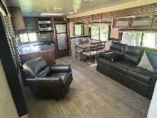 COUPLES TRAILER! - Photo 3