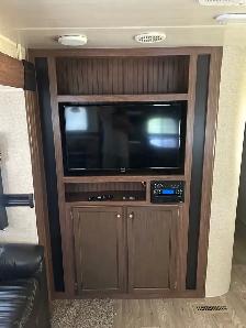 COUPLES TRAILER! - Photo 8