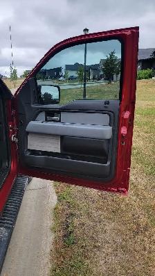 Saftied 2013 Ford F150 xlt 4x4 - Photo 3