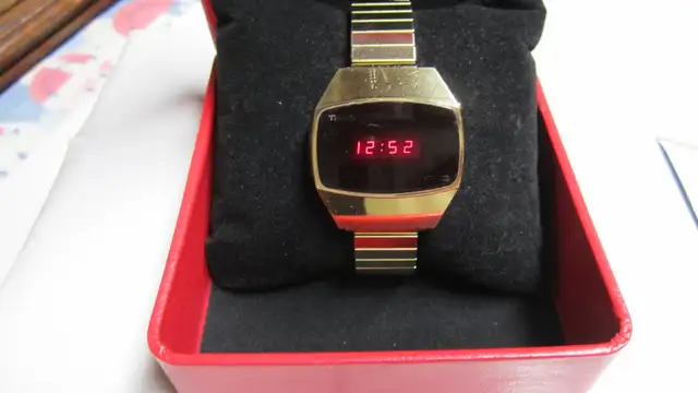 VINTAGE 1970‘S TIMEX SSQ LED WATCH RED SCREEN GOLD CASE