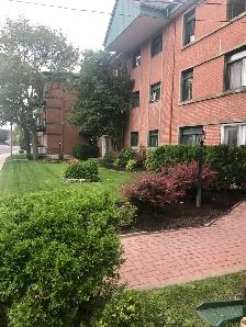 4 1/2 Vieux Longueuil -1.1km du Métro- $1395 (Octobre) 95-8