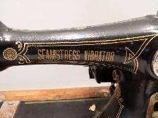 vintage sewing machine - Photo 2