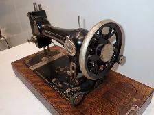 vintage sewing machine - Photo 4