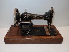 vintage sewing machine - Photo 5