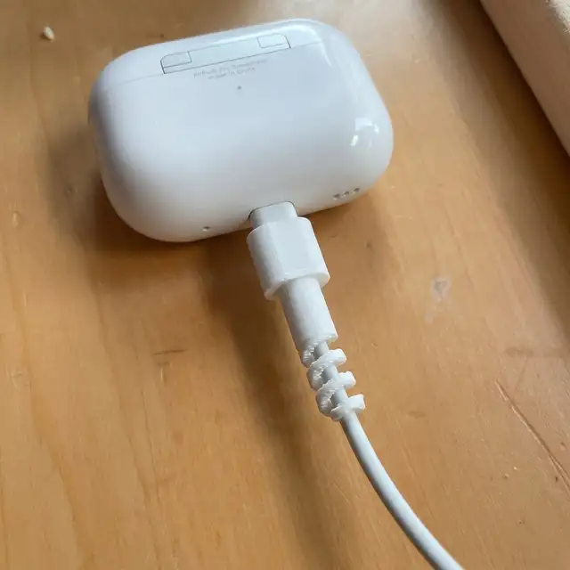 USB-C & iPhone Cable Savers w/ Dust Cover / Protège-câbles