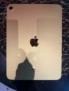 Apple 10th Generaton iPad~with Case - Photo 3