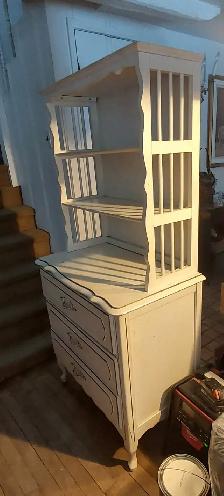 Meuble vintage pour chambre de petite fille.