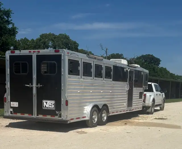 2001 bloomer LQ 4 horse trailer