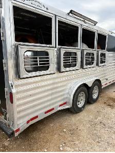 2001 bloomer LQ 4 horse trailer - Photo 2