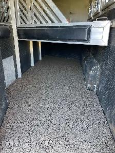2001 bloomer LQ 4 horse trailer - Photo 4