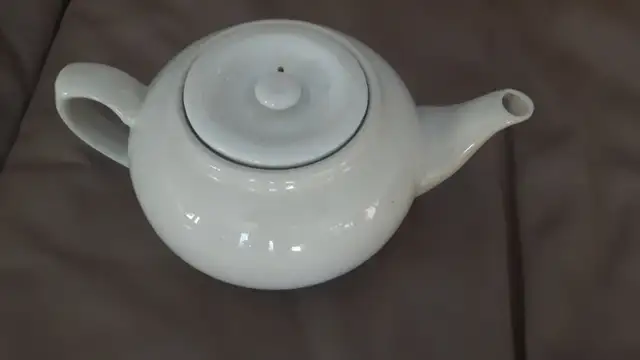 UNE BELLE THÉIÈRE UNIQUE EN PORCELAINE BLANCHE INTACTE: $10.00