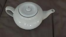 UNE BELLE THÉIÈRE UNIQUE EN PORCELAINE BLANCHE INTACTE: $10.00