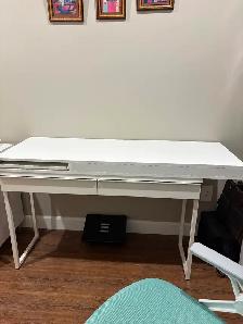 Bureau pour étudiant avec chaise