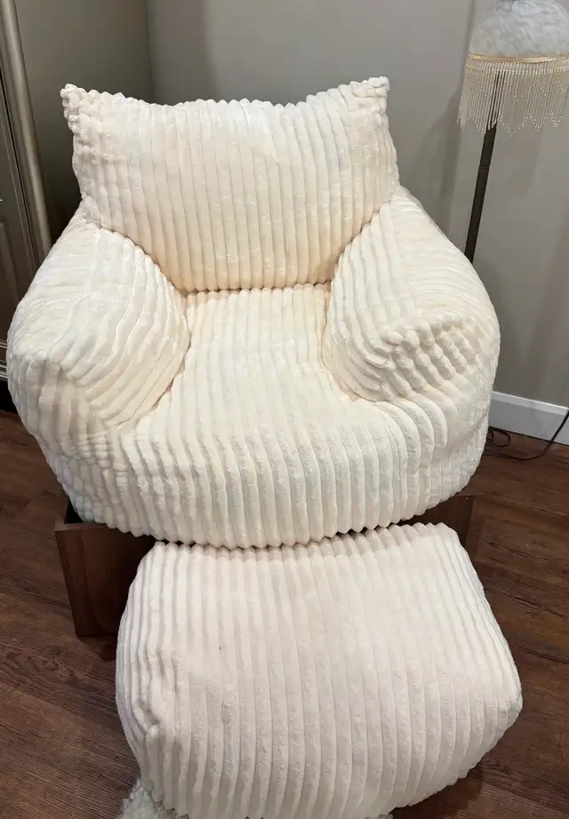 Fauteuil avec pouf en tissus moelleux crème