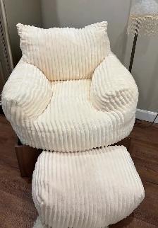 Fauteuil avec pouf en tissus moelleux crème