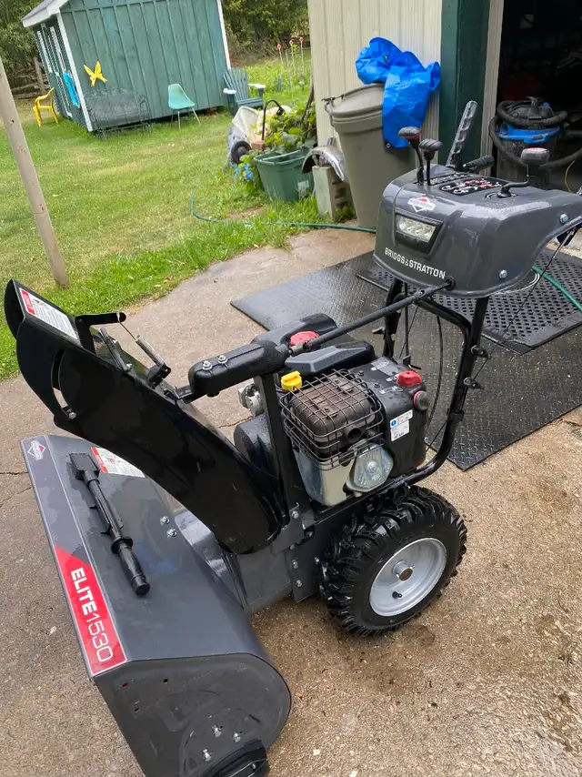 2022 Briggs Stratton 15/30 Snowblower - $1200.00 obo