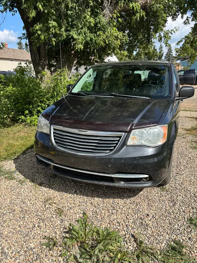 2011 Chrysler town and country minivan