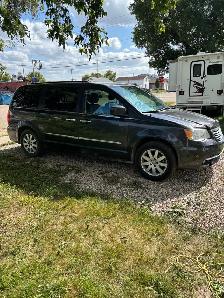 2011 Chrysler town and country minivan - Photo 2