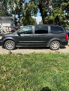 2011 Chrysler town and country minivan - Photo 3