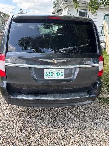 2011 Chrysler town and country minivan - Photo 4