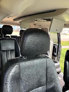 2011 Chrysler town and country minivan - Photo 6
