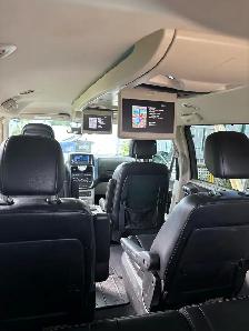 2011 Chrysler town and country minivan - Photo 7