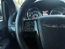 2015 Chrysler Town & Country | CLEAN CARFAX | NAVI | BACK-UP CAM - Photo 4