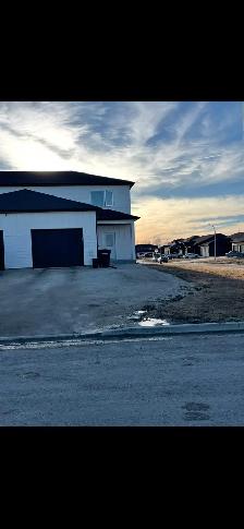 NEWER 4 Bedroom Duplex with Garage for Rent in Kleefeld! - Photo 2