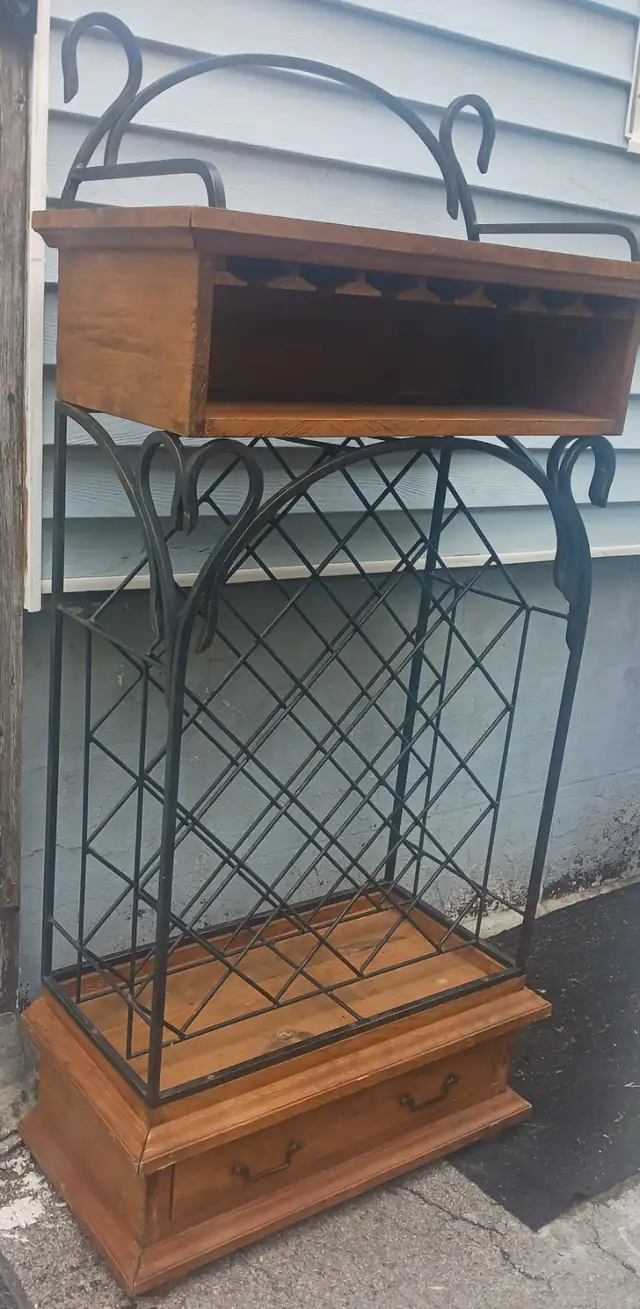 Vintage Wine Bar Cabinet / Baker's Rack! 50$ Welland