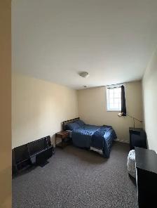 Student Room available. 700$/month. 5 minute walk to Western U - Photo 4