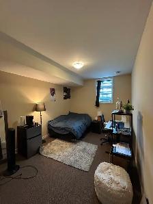 Student Room available. 700$/month. 5 minute walk to Western U - Photo 5