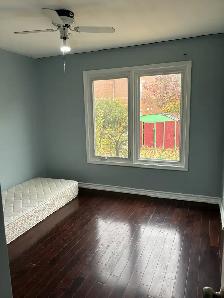 Main Floor Private Room for Rent from October 1 in Scarborough - Photo 2
