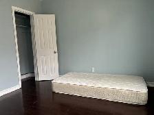 Main Floor Private Room for Rent from October 1 in Scarborough - Photo 3