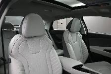 2025 Hyundai Elantra Luxury ALMOST NEW, Leather, Sunroof, Blueli - Photo 30