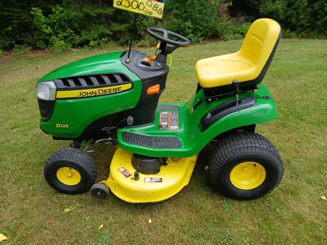 JOHN DEERE D125 LIKE NEW (MAGNETIC HILL AREA)