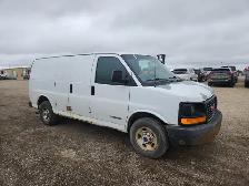 2004 GMC Savana - Photo 2