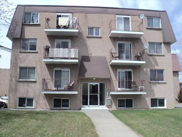 LONGUEUIL  4 1/2 SECTEUR COLLECTIVITE NOUVELLE TOUT RENOVÉ