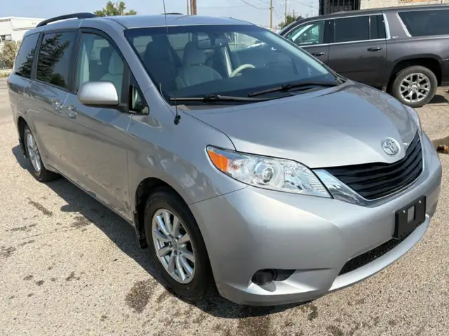 2014 Toyota Sienna 5dr LE 7-Pass