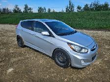 2012 Hyundai Accent - Photo 2