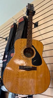 Vintage 1980s Yamaha fg-332 Acoustic Guitar with a Gig Bag