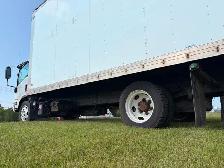 2018 Isuzu NRR 20ft van body W/liftgate - Photo 3