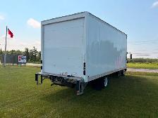 2018 Isuzu NRR 20ft van body W/liftgate - Photo 5