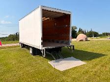 2018 Isuzu NRR 20ft van body W/liftgate - Photo 9
