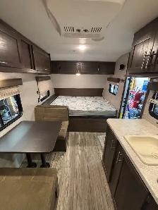 travel trailer - Photo 3