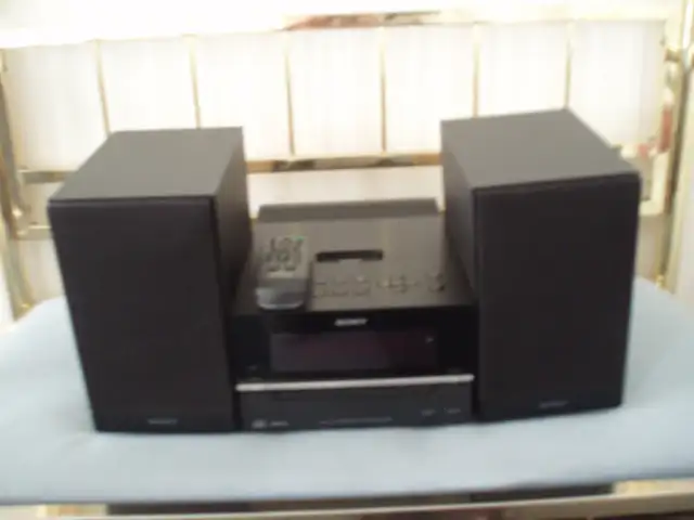 SONY COMPACT STEREO SYSTEM - LIKE NEW