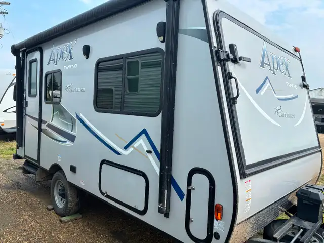 2017 Coachman Apex APT15X Hybrid Travel trailer