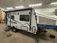 2017 Coachman Apex APT15X Hybrid Travel trailer - Photo 2